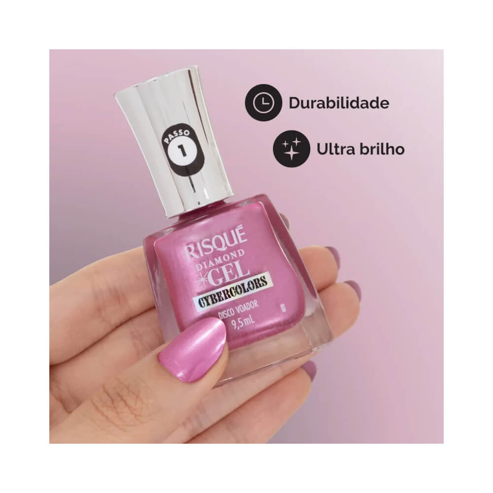 Unhas pintadas com esmalte Risqué Diamond Gel Cybercolors Disco Voador rosa metálico